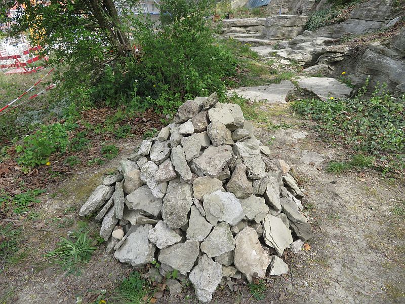 Der vergrößerte Steinhaufen besteht nur aus einheimischen Gesteinsarten!